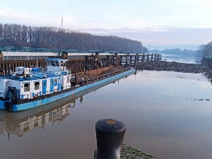 Привремено обустављена пловидба преводницом на Тиси због чепа од грања и компоста