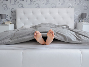 Скоро половина мушкараца који живе сами мења постељину на четири месеца