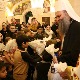 Патријарх Порфирије поделио божићне пакетиће најмлађима у Храму Светог Саве
