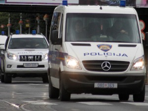 Загреб – секиром напао бившу супругу и дете, девојчица подлегла повредама