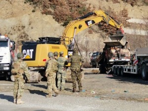 Кфор завршио уклањање тешких возила која су блокирала путеве на северу КиМ