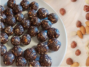 Куглице од урми готове за трен, идеалне за Бадњу трпезу