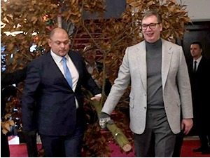 Вучић унео бадњак у зграду Председништва, честитао Божић патријарху, свештенству и верницима