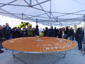 Изломљена чесница од 7.000 делова испред Храма Светог Саве, подељени и пакетићи