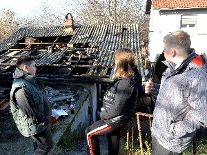 Kатанићима кућа изгорела на Бадњи дан – троје деце без дома, потребна помоћ
