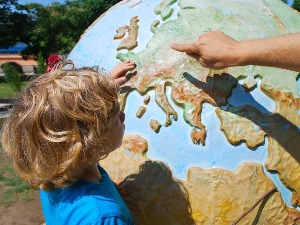 Деца брже и боље уче од одраслих због једне хемикалије у мозгу