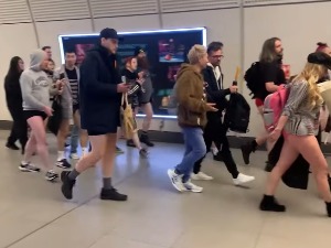 Забава „Дан без панталона“ у лондонском метроу постаје традиција