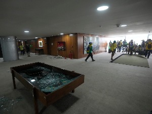 Приведено 1.500 демонстраната у Бразилу, уништен сат који је направио часовничар Луја XIV