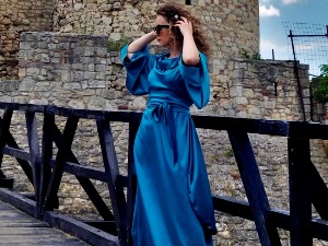 Како млада креаторка спаја љубав према уникатној одећи и изворној музици