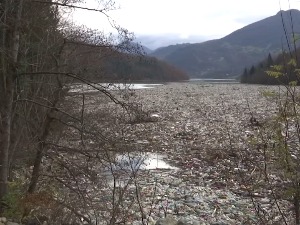 Потпећко језеро код Прибоја поново преплављено смећем 