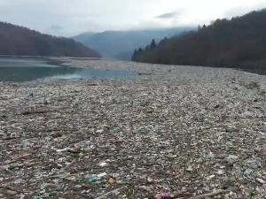 Лим постаје плутајућа депонија – шта су поплаве избациле на површину