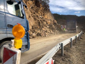 Опада ниво река, одрон на путу Рашка–Рудница, још се трага за несталим мушкарцем 