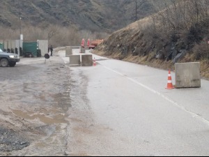 Косовска полиција поново поставила бетонске препреке на путу Митровица–Лепосавић