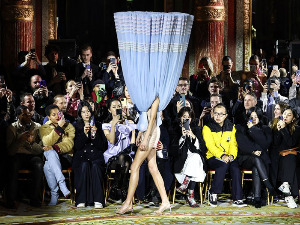 „Виктор & Ролф“ буквално окренули моду наопачке и неизбежна Доџа Кет