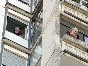 Стари и сами "заробљени" у вишеспратницама, како комшије могу да помогну