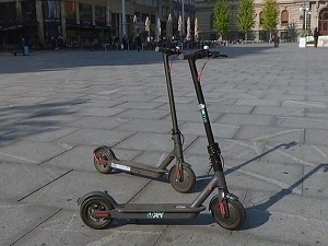 Где је место електричним тротинетима, на тротоару или улици – да ли ће нови закон решити недоумице
