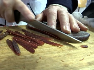 Већ оборени рекорди на Сајму пеглане кобасице, ко ће бити најбољи мајстор