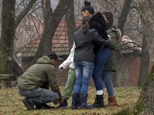 Осмеси на лицима Ђорђа и његових ћерки, поручују да је најважније да су на окупу