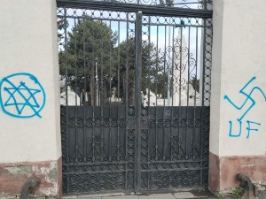 Антисемитски графити на Јеврејском гробљу у Београду 