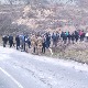 Срби из села Дрен остају на путу и током ноћи, траже да се обуставе радови
