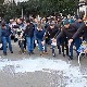 Протест млекара испред Министарства пољопривреде, просули млеко низ Немањину улицу