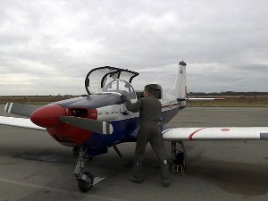 Резервни официри рода авијације - после "утве“ седају у "ласту“ где их чека и акробатско летење 