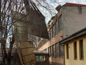 Ветар однео део крова школе "Братство јединство" у Куцури, нема повређених