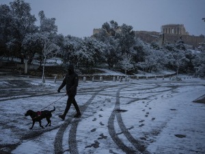 Sneg u Grčkoj, zatvorene škole i prodavnice, poremećen saobraćaj u Atini
