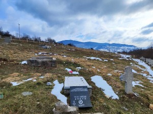 Oskrnavljeno srpsko pravoslavno groblje u mestu Plamenice u Opštini Ključ