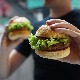 Човек бесан,  грешком вегетаријански хамбургер  платио 666,50 фунти 