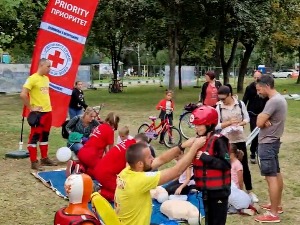 Скоро век и по волонтери Црвеног крста стижу до људи у невољи