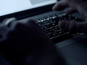 Трговина се сели на интернет, како обезбедити фер конкуренцију