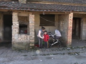 Мајка са бебом и малим дететом без струје и воде - смрзавају се и ложе намештај