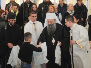 Патријарх Порфирије поделио деци светосавске пакетиће