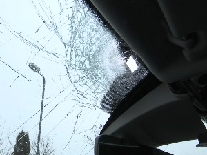 Срећа у несрећи – три дела бетона са надвожњака пала на аутомобил једног Нишлије, нема повређених