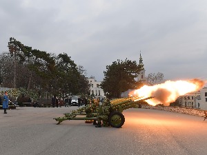 Почасна артиљеријска паљба са 10 плотуна поводом Дана државности