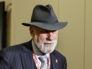 Упозорење оца интернета о убрзаним инвестицијама у вештачку интелигенцију: Немојте