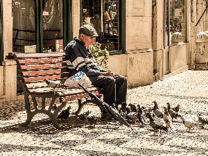 Чак трећина старих пати од депресије, недостатак новца један од главних узрока
