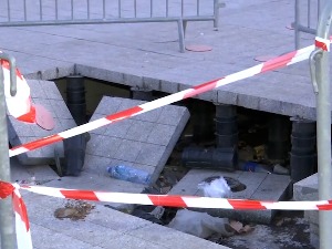 На Савском тргу се отворила велика рупа; извођач радова: Штету направило доставно возило