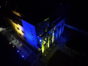 Резиденција амбасадора ЕУ у бојама украјинске заставе