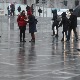 Суво у већем делу земље, увече слаб снег