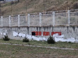 Непримерен графит на огради школе "Меша Селимовић" у Новом Пазару