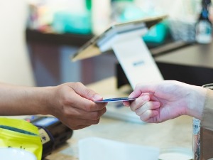 Влада Србије донела препоруке о пензионерским картицама