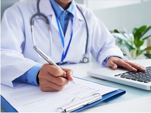 Лекари више пишу него што гледају пацијента – колико је опасно што их мења "др Гугл"